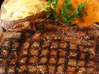 Говяжий стейк с гарниром. Фото americansteakhouse.com Говяжий стейк с гарниром. Фото americansteakhouse.com