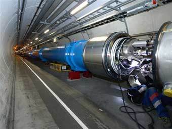Установка магнитов в туннеле БАК. Фото с сайта CERN Установка магнитов в туннеле БАК. Фото с сайта CERN