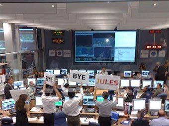 Специалисты миссии "Жюль Верн" прощаются с кораблем. Фото ESA Специалисты миссии "Жюль Верн" прощаются с кораблем. Фото ESA