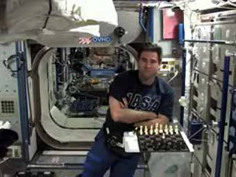 Грег Шэметофф на МКС за шахматной доской. Кадр NASA TV Грег Шэметофф на МКС за шахматной доской. Кадр NASA TV