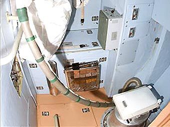 Туалет, находящийся в модуле "Звезда" на российском секторе МКС. Фото NASA Туалет, находящийся в модуле "Звезда" на российском секторе МКС. Фото NASA