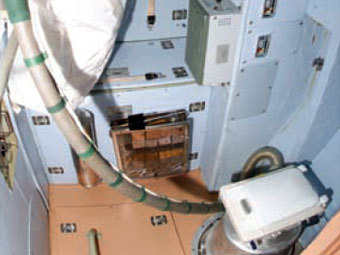 Туалет в модуле МКС "Звезда". Фото с сайта NASA Туалет в модуле МКС "Звезда". Фото с сайта NASA