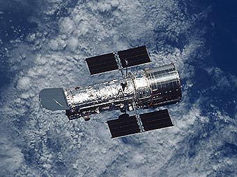 Астронавт NASA заменяет блок батарей на телескопе Хаббла. Фото NASA. Астронавт NASA заменяет блок батарей на телескопе Хаббла. Фото NASA.