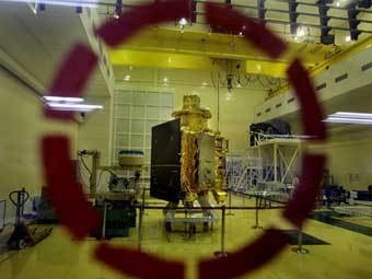 Лунный зонд "Чандраян-1" в Космическом центре имени Сатиша Дхавана. Фото ©AFP Лунный зонд "Чандраян-1" в Космическом центре имени Сатиша Дхавана. Фото ©AFP