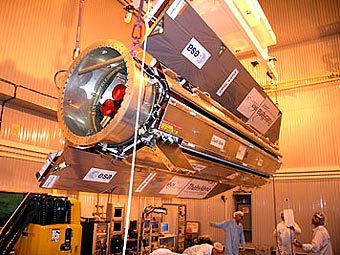 Спутник GOCE в стерильной комнате на космодроме Плесецк. Фото ESA Спутник GOCE в стерильной комнате на космодроме Плесецк. Фото ESA