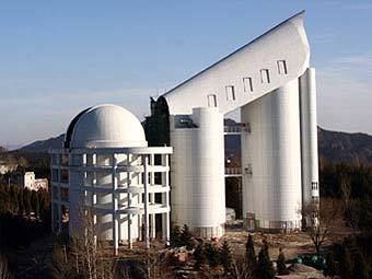 Телескоп LAMOST. Фото с сайта skyandtelescope.com  Телескоп LAMOST. Фото с сайта skyandtelescope.com