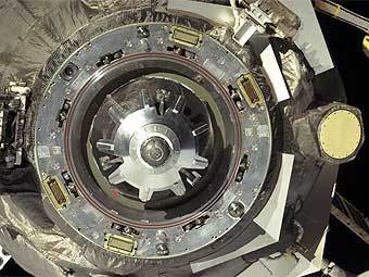Стыковочный узел грузового корабля серии "Прогресс". Фото NASA Стыковочный узел грузового корабля серии "Прогресс". Фото NASA