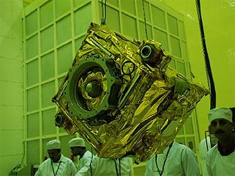 Спускаемая капсула зонда "Чандраян-1" в лаборатории. Фото Индийской организации космических исследований Спускаемая капсула зонда "Чандраян-1" в лаборатории. Фото Индийской организации космических исследований