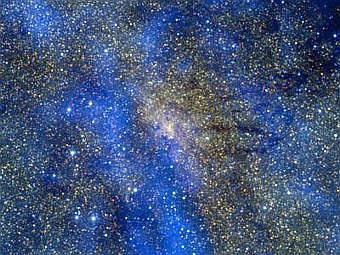 Композитная фотография в псевдоцветах. Белым цветом отмечен центральный регион Млечного пути. Фото ESO Композитная фотография в псевдоцветах. Белым цветом отмечен центральный регион Млечного пути. Фото ESO