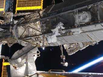 Астронавт с "Индевора" во время выхода в открытый космос. Фото NASA Астронавт с "Индевора" во время выхода в открытый космос. Фото NASA