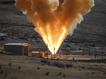 Двигатель во время теста. Хорошо видны четыре реактивные струи, формируемые новой системой распределения тяги. Снимок NASA. Двигатель во время теста. Хорошо видны четыре реактивные струи, формируемые новой системой распределения тяги. Снимок NASA.