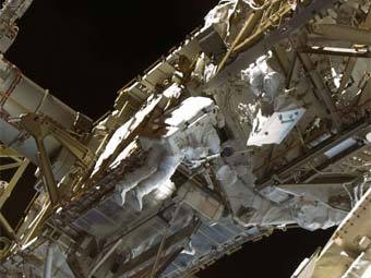 Астронавты работают в открытом космосе. Фото с сайта NASA Астронавты работают в открытом космосе. Фото с сайта NASA