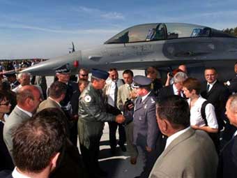  F-16  .    .